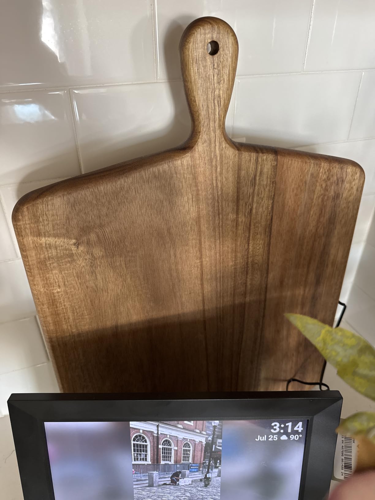 Acacia Wood Cutting Board and Chopping Board with Handle for Meat, Cheese Board, Vegetables, Bread, and Charcuterie - Decorative Wooden Serving Board for Kitchen and Dining Room, Large 17