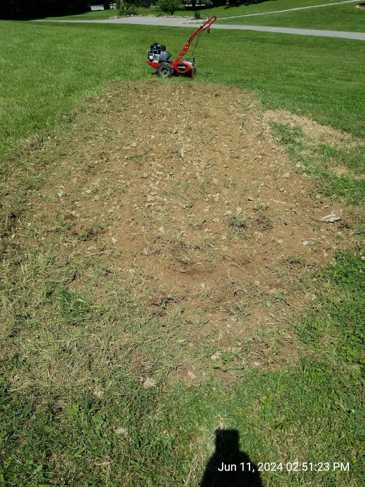 EARTHQUAKE Victory Rear Tine Tiller, Powerful 209cc 4-Cycle Viper Engine, Rugged Bronze Gear Transmission, Counter-Rotating Tines, Instant Reverse, Pneumatic Wheels, Model: 39381, Red/Black customer photo 2