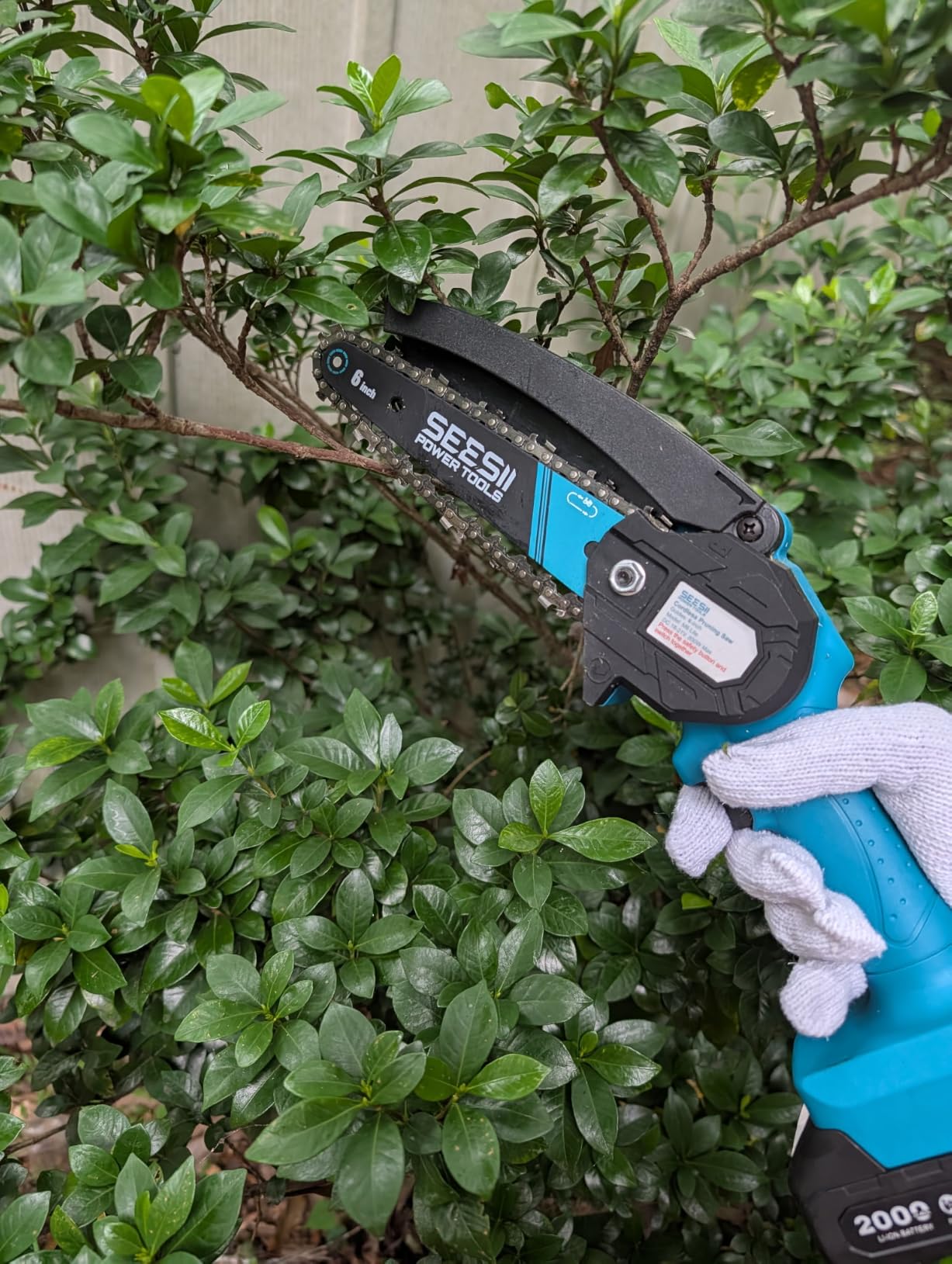 Seesii Mini Chainsaw, 6-inch Mini Chainsaw Cordless, Handheld Electric Power Chain Saw with 2 Batteries, for Tree Trimming Wood Cutting, Best Gifts for Father, Dad, Husband, Men customer photo 1