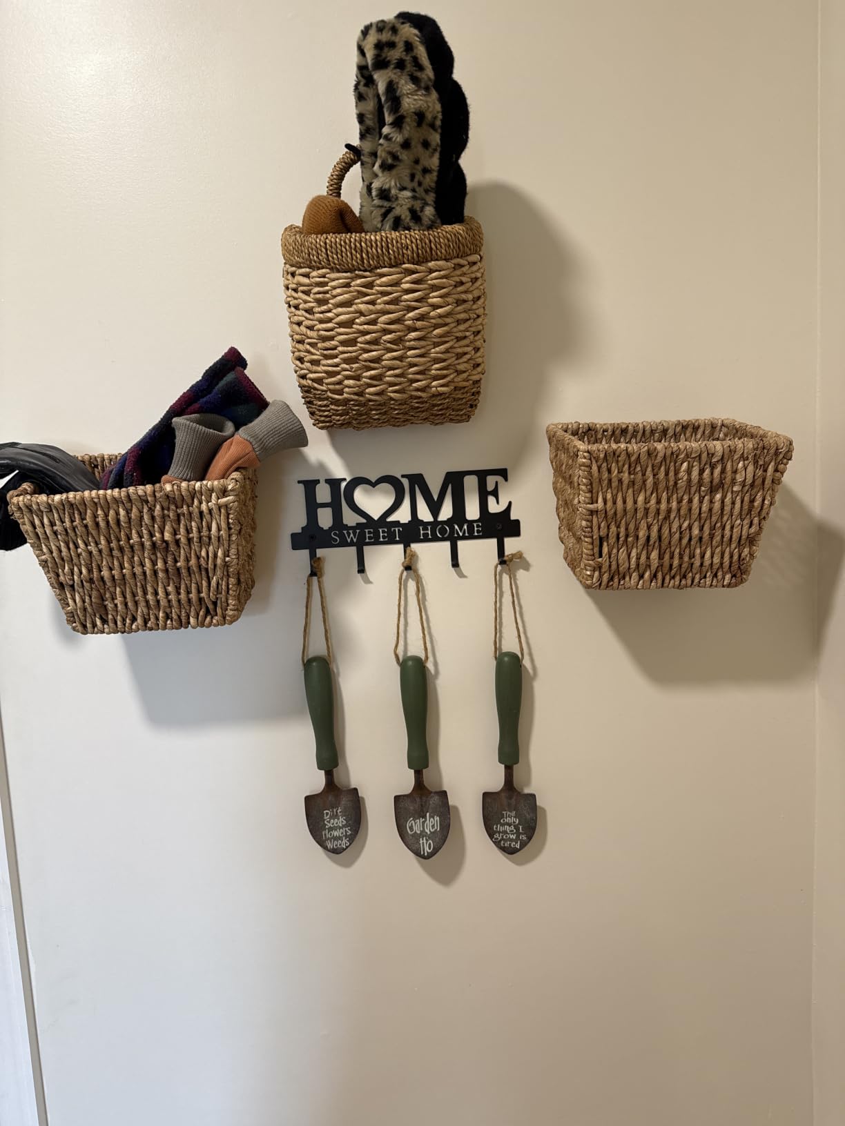 Entryway Wall Key Holder with 5 Hooks, Metal Key Rack Wall Mount for Keys, Bags and Leashes, Decorative Organizer for Entryway, Mudroom or Hallway, Sweet Home Design, 9.8 inches, Black customer photo 2