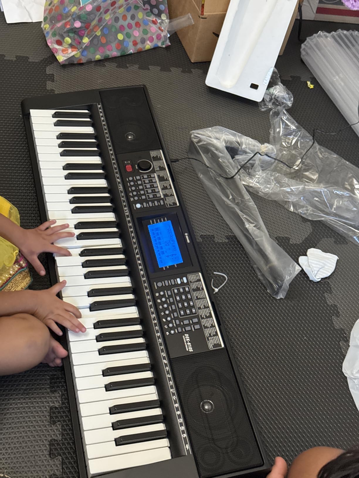 Donner 61 Key Keyboard Piano, Electric Piano Keyboard Kit with 249 Voices, 249 Rhythms - Includes Piano Stand, Stool, Microphone, Gift for Beginners, Black (DEK-610S) customer photo 2