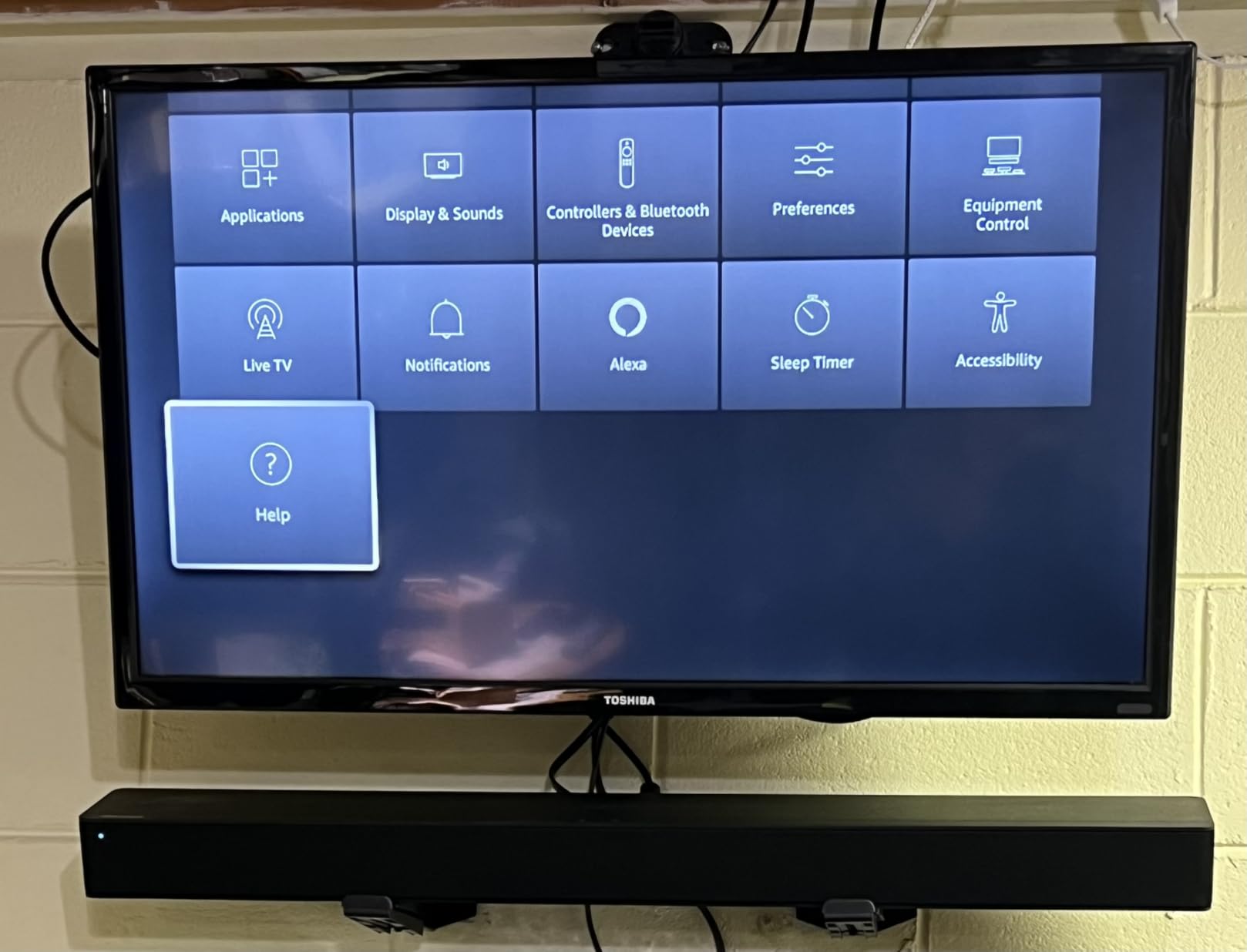 Hisense HS2100 2.1ch Soundbar with Wireless Subwoofer, Dolby Audio, DTS Virtual:X, HDMI ARC, Bluetooth 5.3, Remote Control, 6 EQ Modes customer photo 1