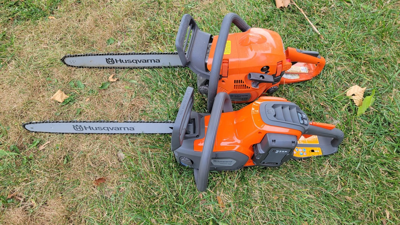 Husqvarna Power Axe 350i Chainsaw, 18 Inch, with Battery and Charger | Cordless chainsaw for outdoors featuring chainsaw battery powered, brushless motor, Model 970601202 customer photo 1