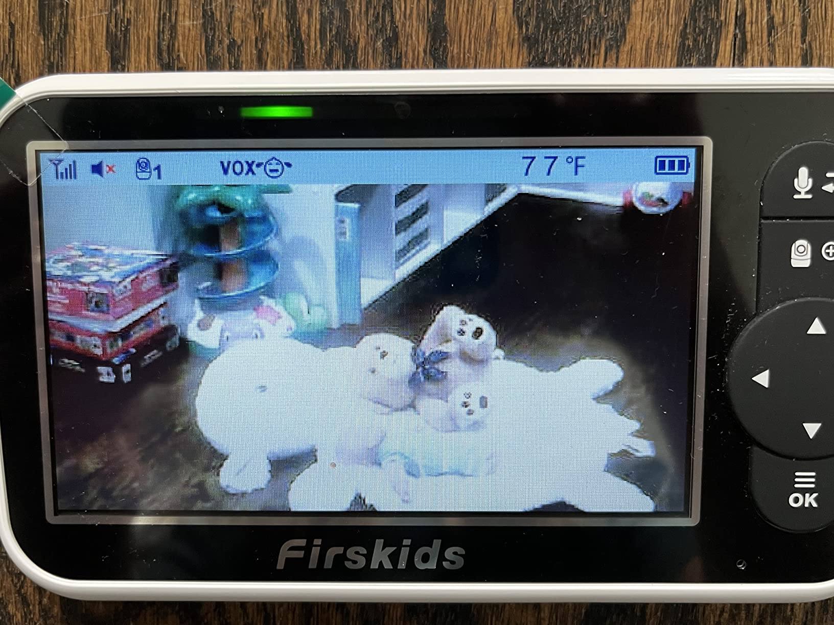 Split-Screen Baby Monitor with 2 Cameras No WiFi, 30H Battery, Pan-Tilt-Zoom, Monitor para bebés with Night Vision, 2-Way Audio, Room Temp Sensor, Lullaby, Plug & Play - Ideal for Travel customer photo 2