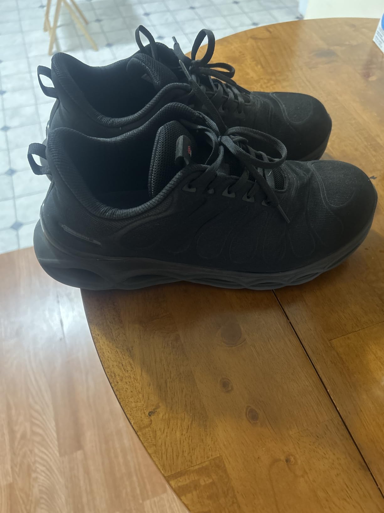 LARNMERN Lightweight Wide Steel Toe Shoes for Men Women customer photo 2