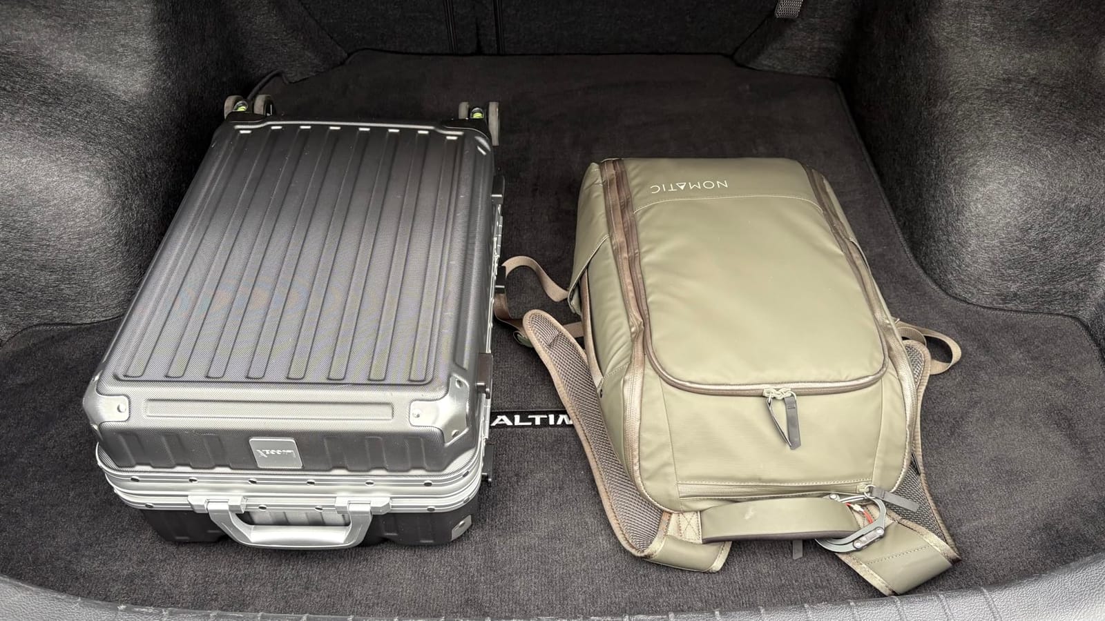 LUGGEX 28 Inch Zipperless Checked Luggage, Charcoal Metallic | Checked Suitcase, 100% PC Hard Shell, 8010S Aluminum Frame, 8 Spinner Wheels, TSA Lock, ZX-Core customer photo 1
