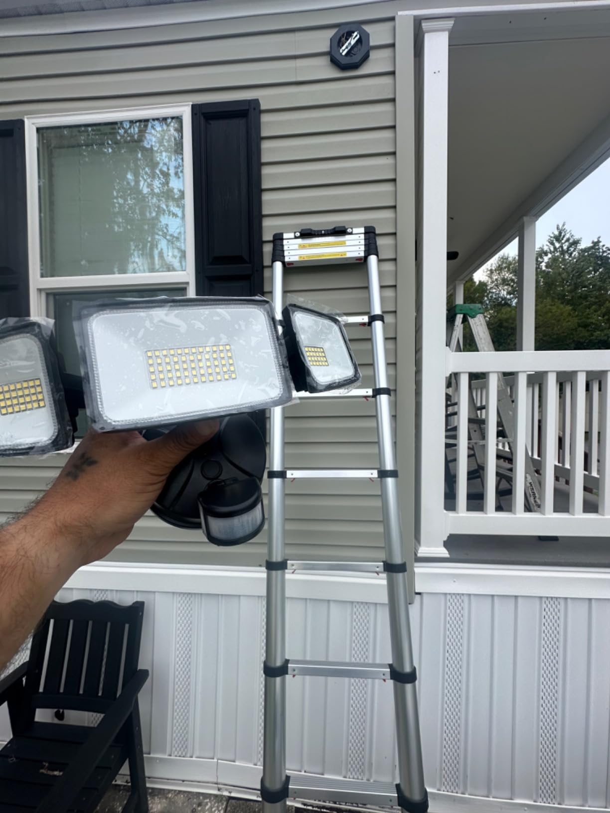 VEVOR Telescoping Ladder 10.5 FT Aluminum Extension Ladder(375 LBS Capacity, One-Button Retraction, Collapsible & Portable with Non-Slip Feet for Home, RV, Loft, ANSI Listed) customer photo 1