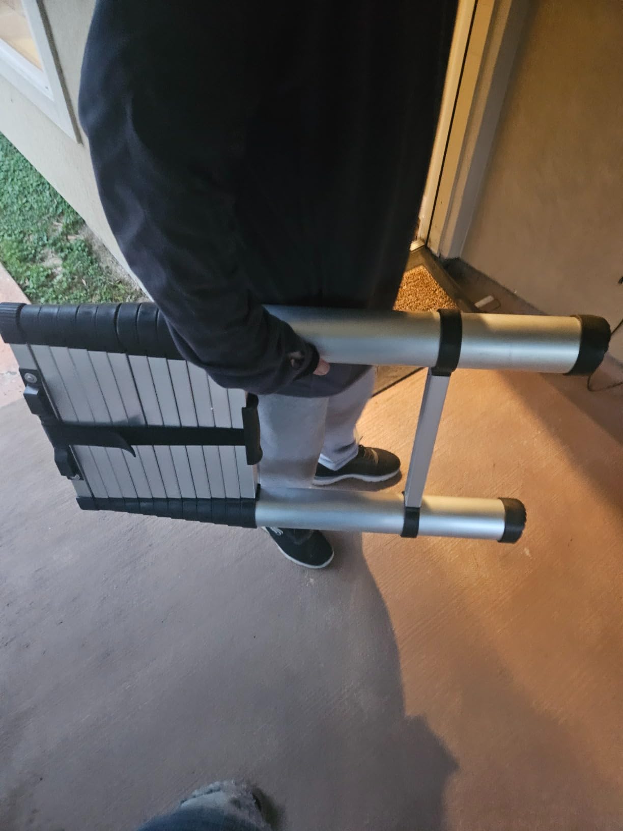 VEVOR Telescoping Ladder 10.5 FT Aluminum Extension Ladder(375 LBS Capacity, One-Button Retraction, Collapsible & Portable with Non-Slip Feet for Home, RV, Loft, ANSI Listed) customer photo 2