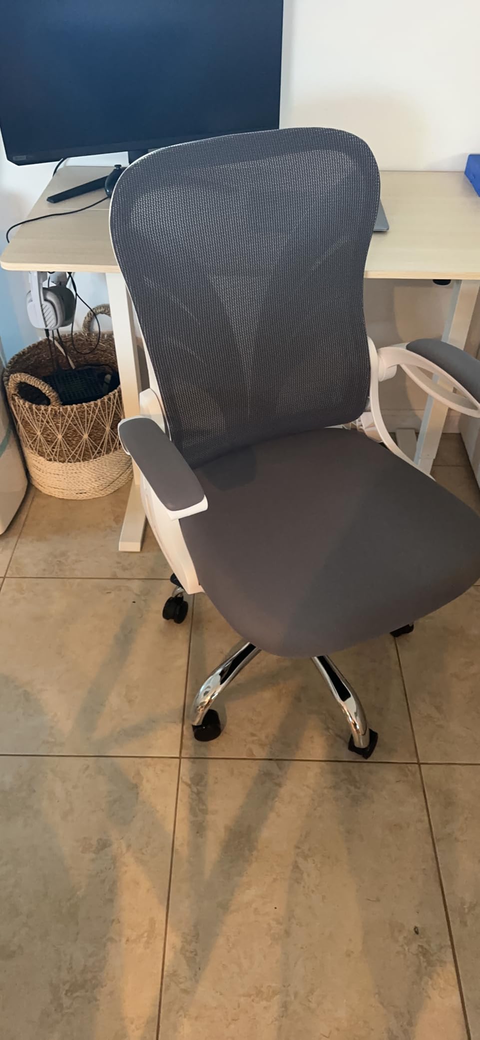 HOLLUDLE Ergonomic Mesh Office Chair - 3D Adjustable Lumbar Support & 3D Armrests, V-Shaped Back, Adjustable Desk Chair for Office & Home, White customer photo 1