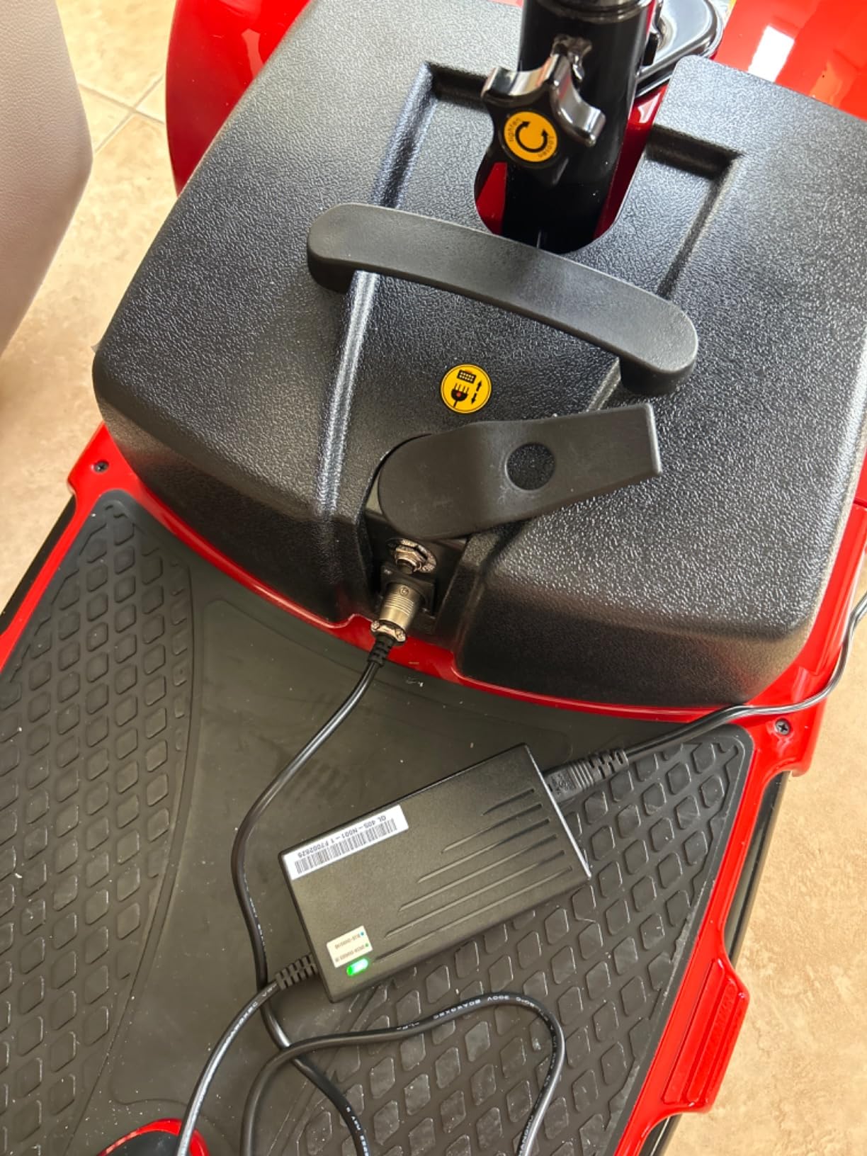 VEVOR 4-Wheel Enclosed Mobility Scooter for Seniors Adults, 660lbs Capacity, 3-Seater 2000W Electric Recreational Mobility Scooter 45 Miles Long Range, Remote Unlock, All-Terrain for Touring Shopping customer photo 2