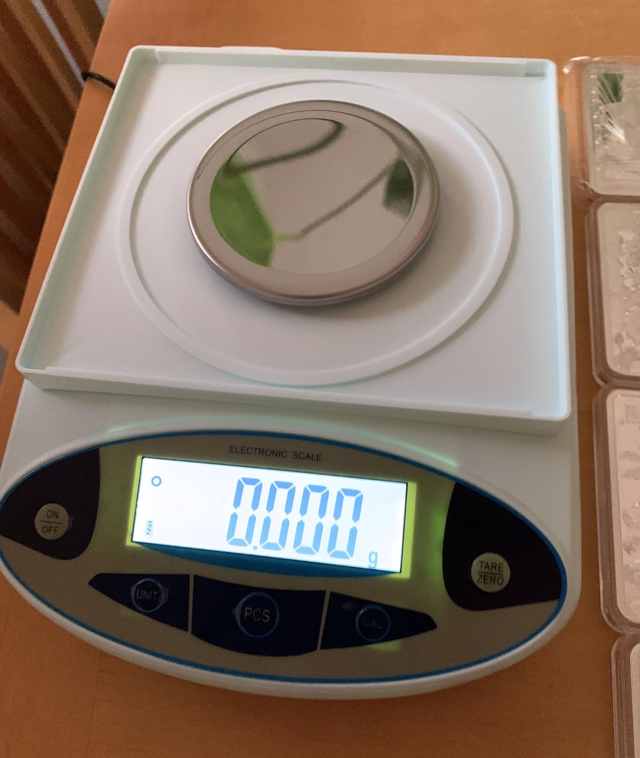 Lab Scale 500g*0.001g,High Precision Accurate Analytical Balance with Windshield,Lab Scale Electronic Scientific Scale Digital Precision Weighing Scale Jewelry Scales(with 200g Calibration Weight) customer photo 2