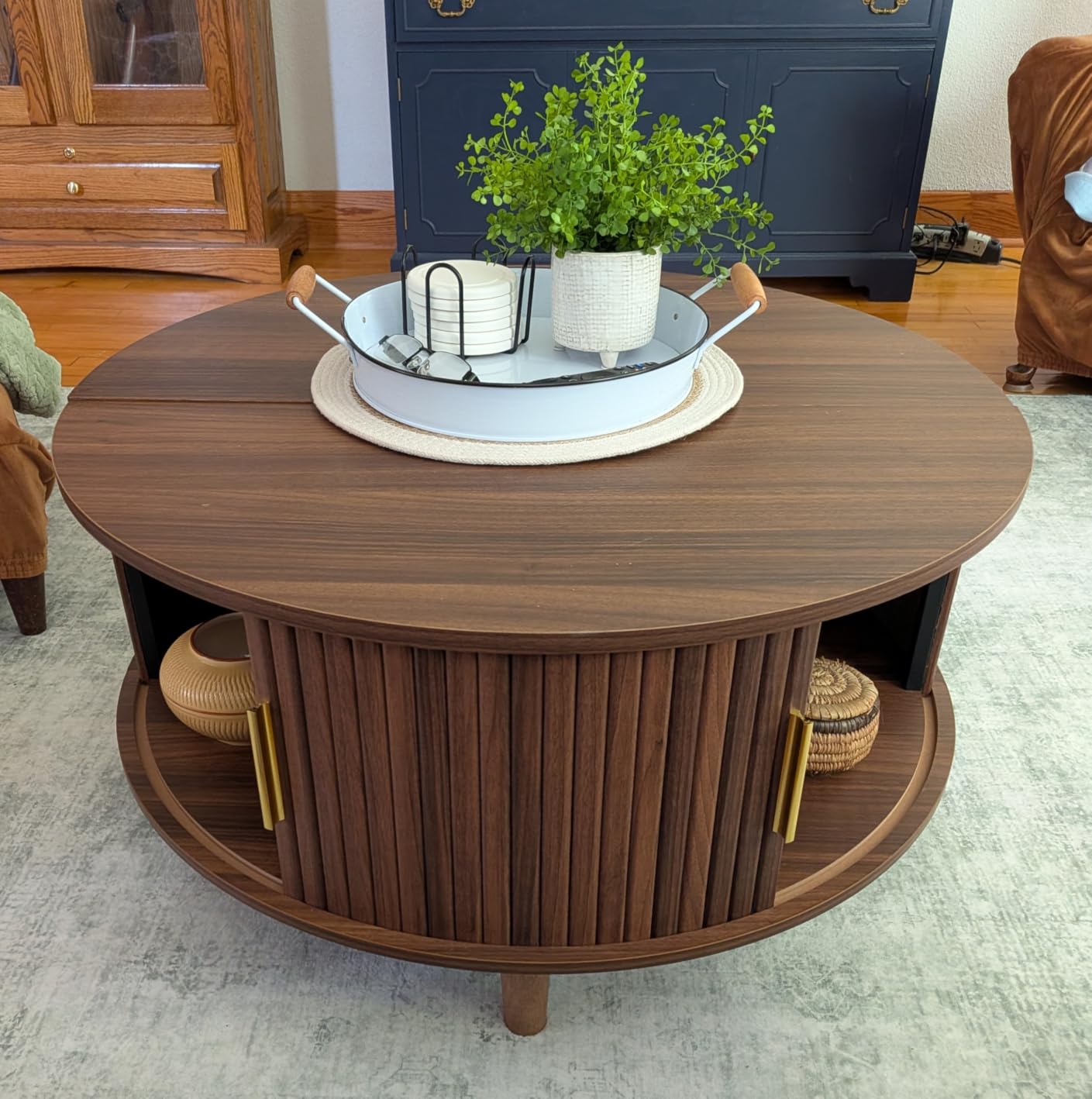 VASAGLE Round Coffee Table, Lift Top Coffee Table with Tambour Sliding Door | Mid-Century Modern, with Hidden And Open Storage, for Living Room, 31.5 Dia. x 17.7 H Inch, Chestnut Brown, ULCT275K201 customer photo 2