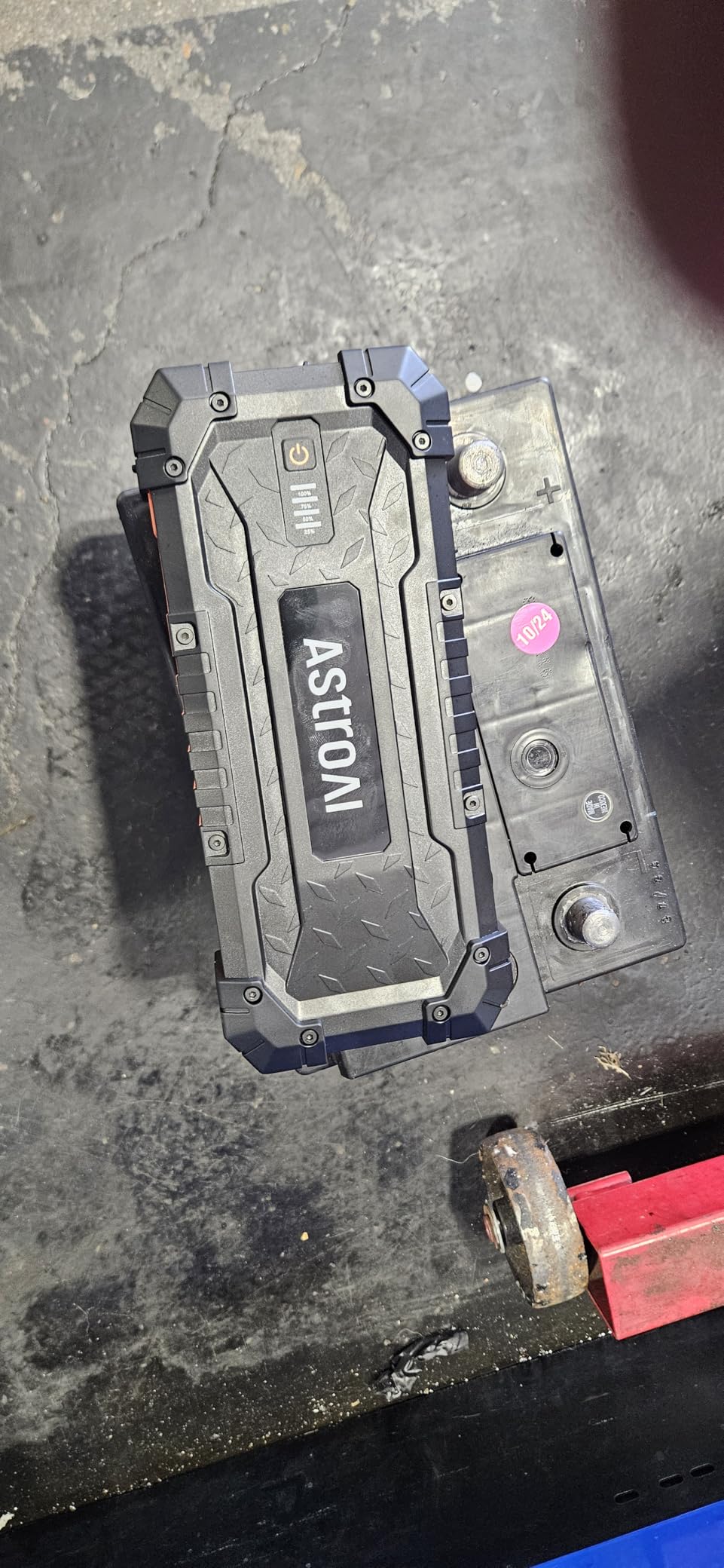 AstroAI S8 Ultra 12V 4000A Lithium Jump Starter Up to All Gas/12L Diesel customer photo 1
