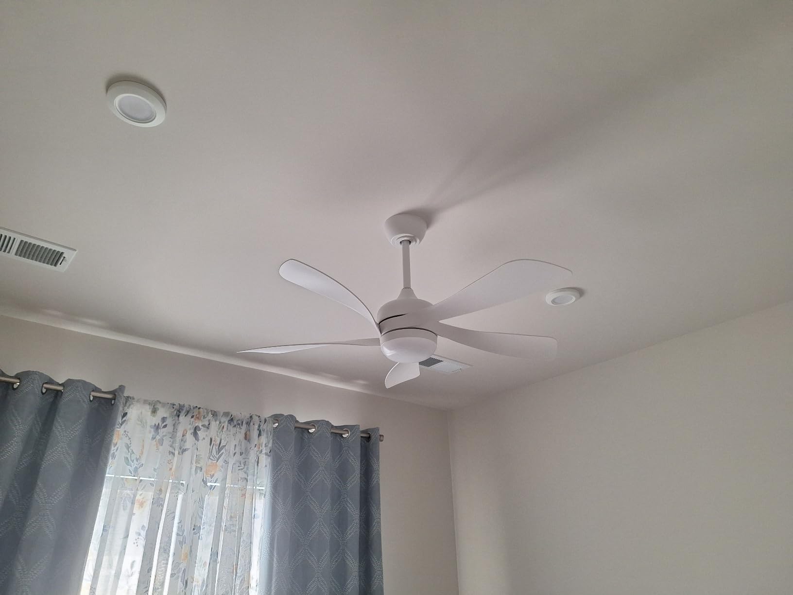 Sofucor 52 Inch Smart Ceiling Fan with Light, 5 ABS Blades customer photo 1