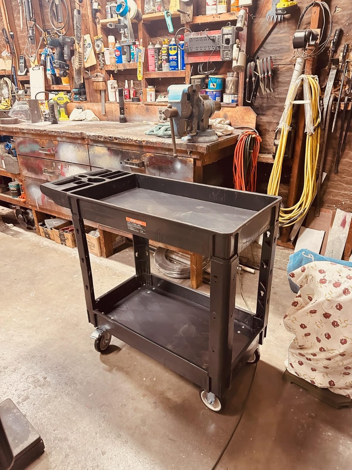 VEVOR Utility Service Cart, 2 Shelf 550LBS Heavy Duty Plastic Rolling Utility Cart, Medium Lipped Shelf, 360° Swivel Wheels, Ergonomic Storage Handle for Warehouse Garage, Black customer photo 2
