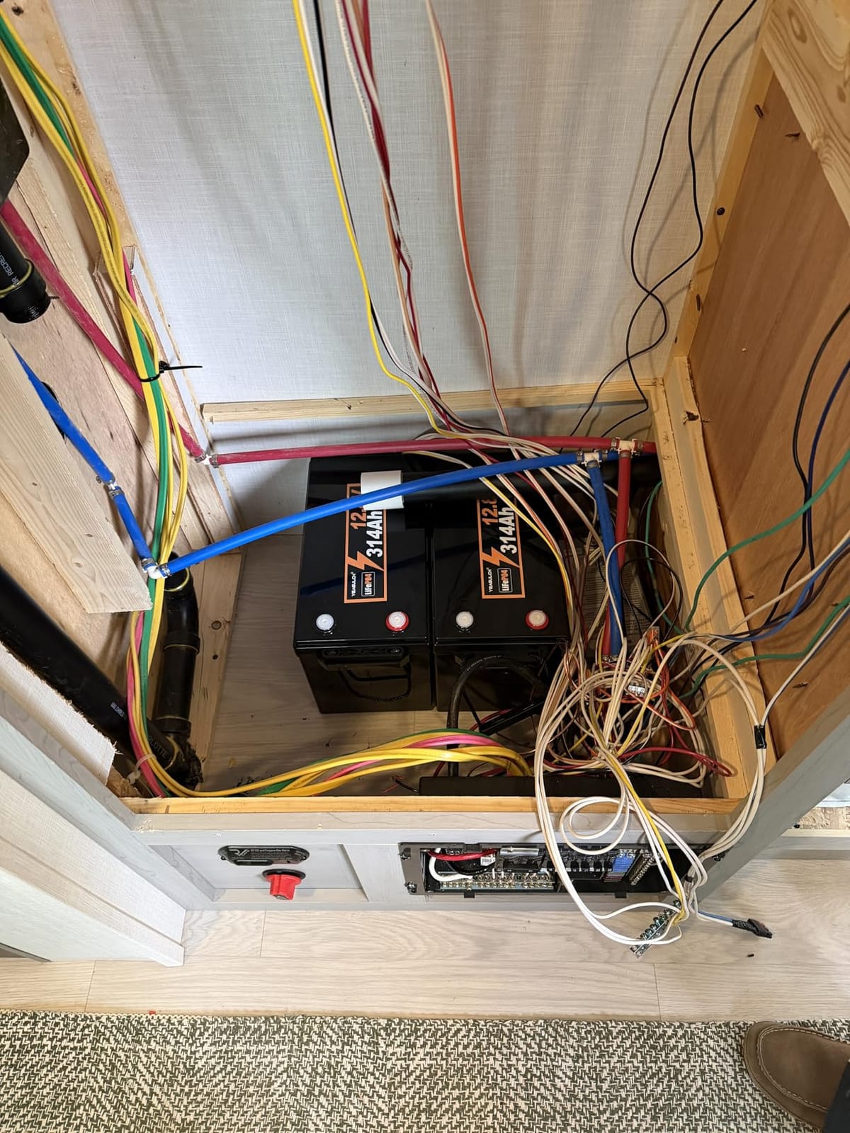 12V 300Ah (314Ah) LiFePO4 Lithium Battery with 200A BMS 15000+ Deep Cycles customer photo 2